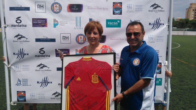 Entrega camiseta de INIESTA