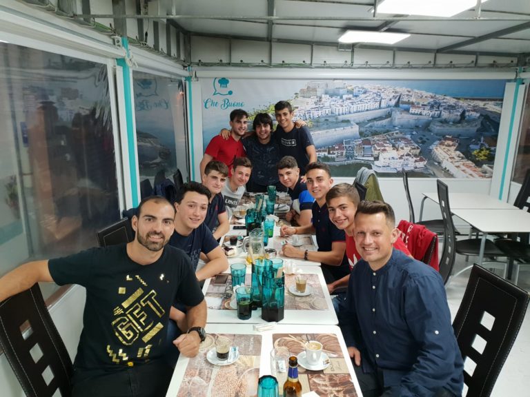 MESA Y MANTEL DEL JUVENIL PARA DESPEDIR LA TEMPORADA
